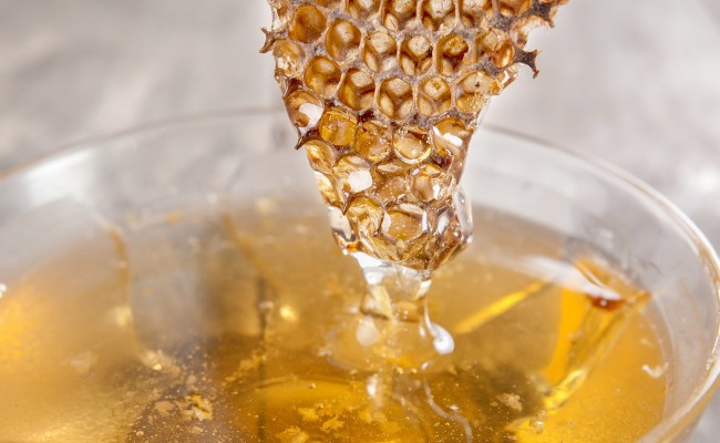 Glass honey pot and honey comb
